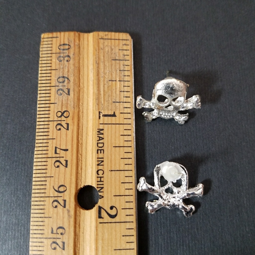 Skull and crossbones earrings - Picture 2 of 3